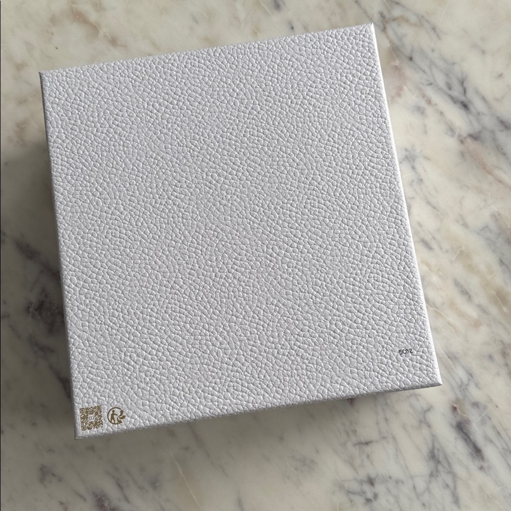 Dior // White and Gold Gift Box - Picture 4 of 5
